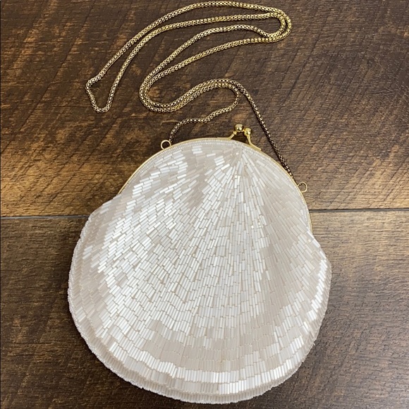La Regale Handbags - VIntage La Regale Beaded Clam Shell Purse